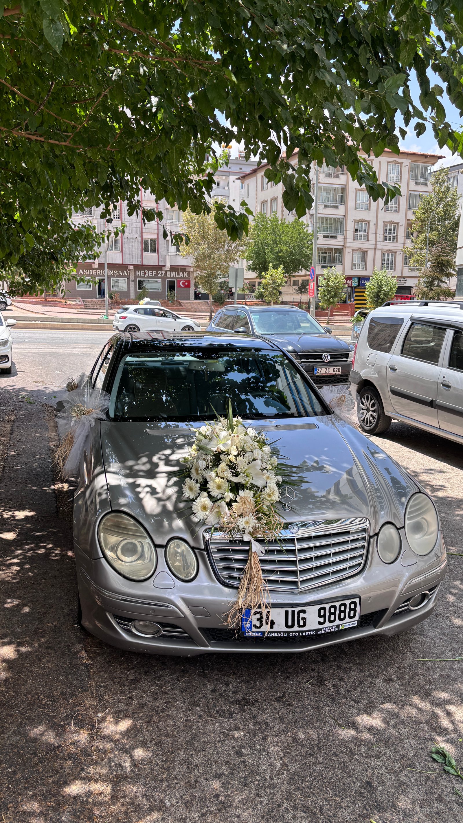 Beyaz çiçekli
