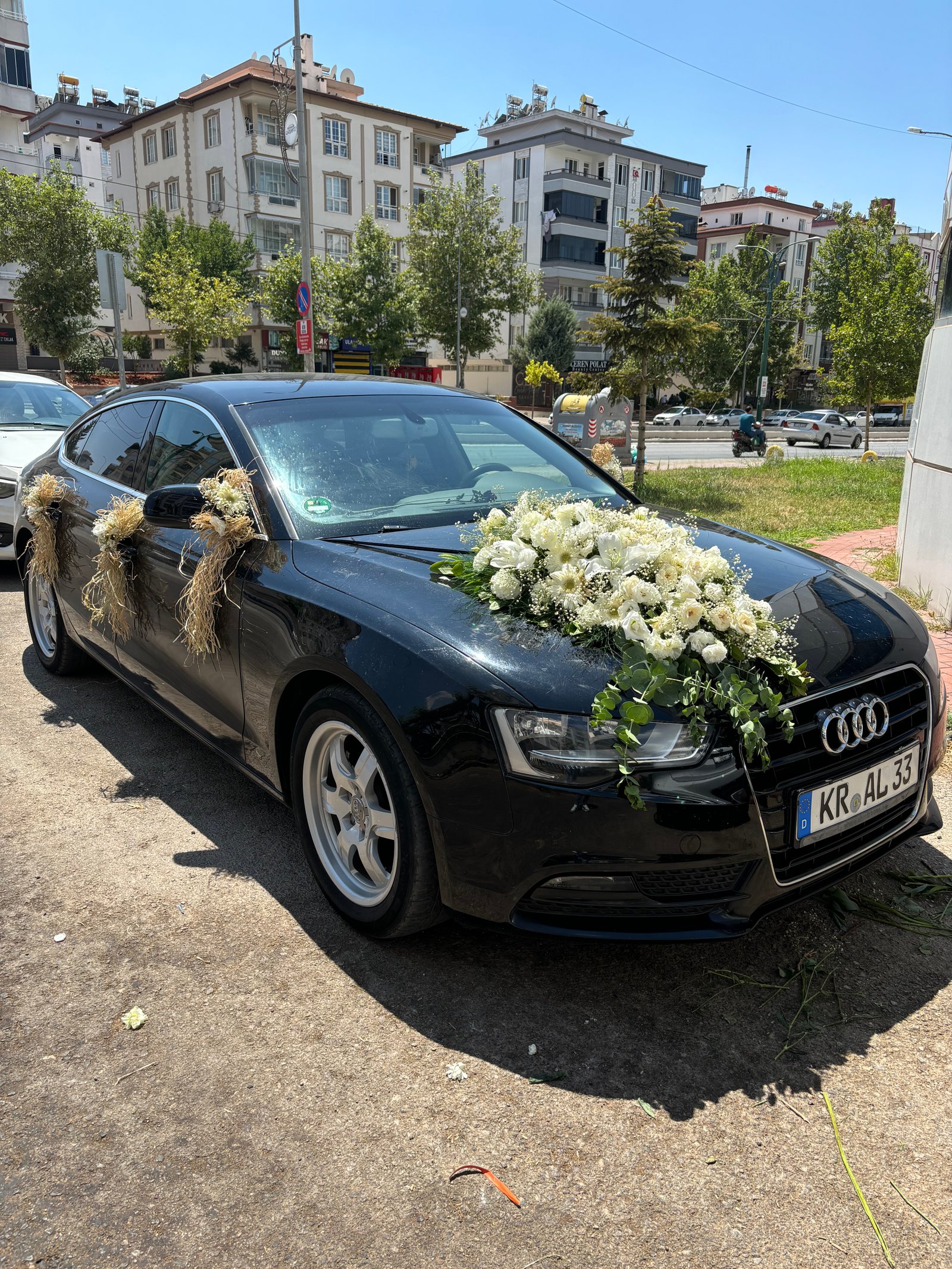 Beyaz çiçekli